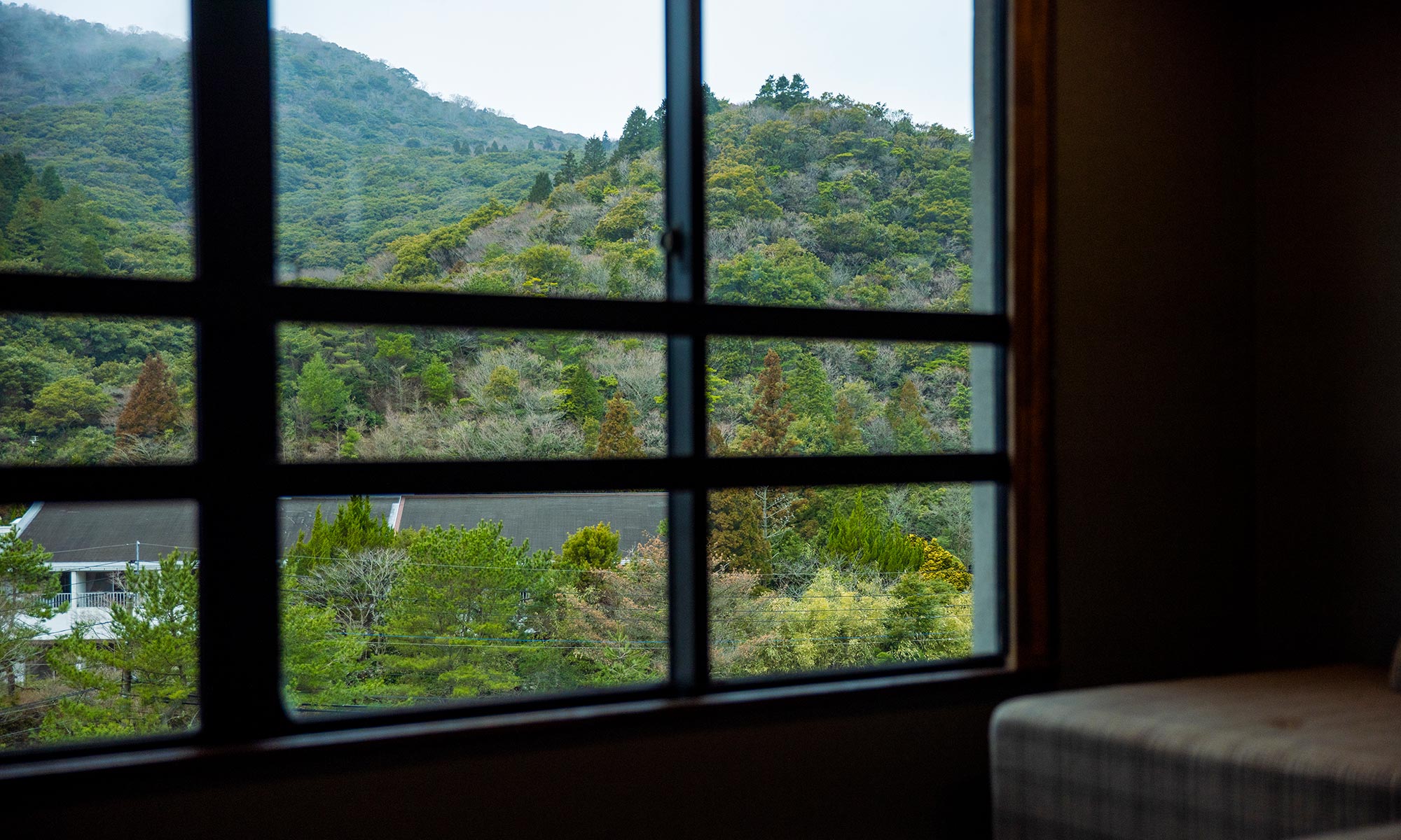 絹笠山を望む静かな客室